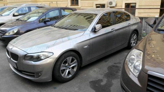 Недешевый автомобиль BMW 5 Series облили зеленкой