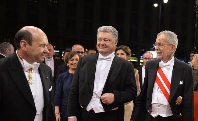 Президентська ложа, шампанське і голі груди: як пройшов Віденський бал Порошенка (фото, відео)