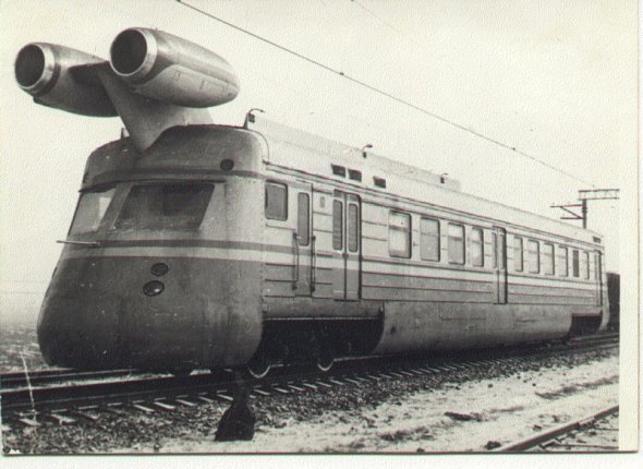 У Радянському союзі реактивний поїзд розробили на базі локомотиву ЕР22 з двома турбінами від літака Як-40.
