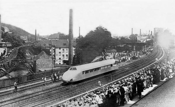 У 1931 році Schienenzeppelin встановив рекорд швидкості на залізничних коліях в 225 км/год