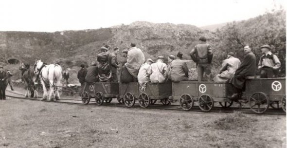 Поїзди на кінській тязі могли розввати швидкість до 10 км/год.