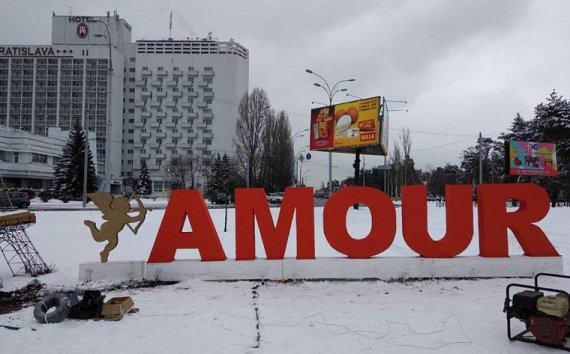 Коммунальщики украшают город романтическими инсталляциями