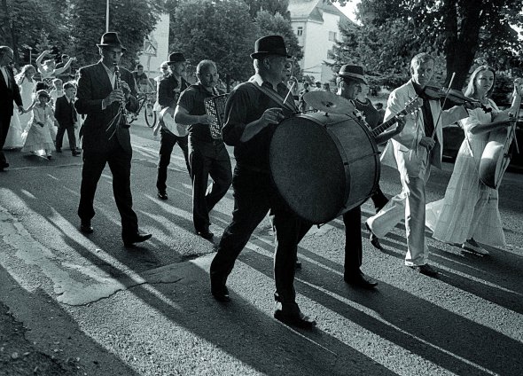 Гурт Hudaki Village Band виступає на параді наречених в Ужгороді. Засновник колективу Юрґен Крефтнер грає на кларнеті, на баяні – Сергій Ковач, на бубні – Василь Рущак, на скрипці – Михайло Шутко, із басолею в білій сукні – вокалістка Ольга Сенинець