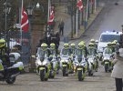 Гроб короля, который стоял во дворце несколько дней, перенесли в часовню