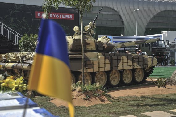 Модернізований Україною радянський танк Т-72 на Міжнародній виставці озброєнь IDEX-2011 в Абу-Дабі, Об'єднані Арабські Емірати 