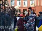 Активисты передали генконсулу Украины синие и желтые цветы и открытку.