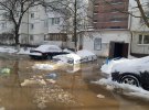 На столичной Оболони прорвало трубу - затоплены дворы и подъезды