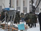 Митингующие под Верховной Радой не пускают грузовики, которые вывозят палаточный городок