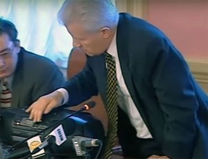 Александр Мороз включает "кассеты Мельниченка" прямо в зале Верховной Рады