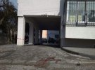Упала на автомобиль такси и скончалась на месте