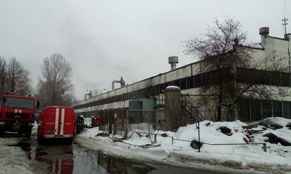 У Києві під час пожежі в ангарі згоріли чотири автобуси