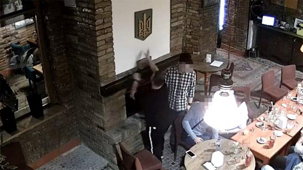 П'яний поляк під регіт інших відвідувачів зірвав стилізований герб