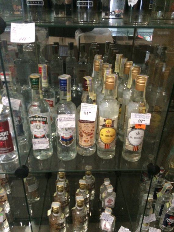 В основному горілка на окупованій території місцевого виробництва. Фото: gazeta.ua