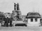 Софийская площадь в Киеве выполняла роль центрального места сборов для всех возможных политических акций, вече, молебнов и эффектных военных парадов. На этом фото - немецкие военные перед Софийским собором весной 1918 года.