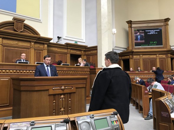 Під час розгляду подання Надія Савченко стояла перед трибуною, із якої виступав Юрій Луценко