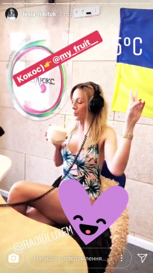 Леся Нікітюк провела радіоефір у купальнику 