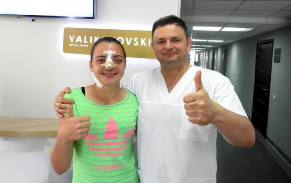 Ганна Скорик та хірург Ростислав Валіхновський після операції