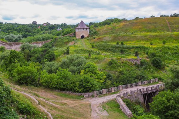 Хотинська фортеця приваблює туристів легендами про привидів