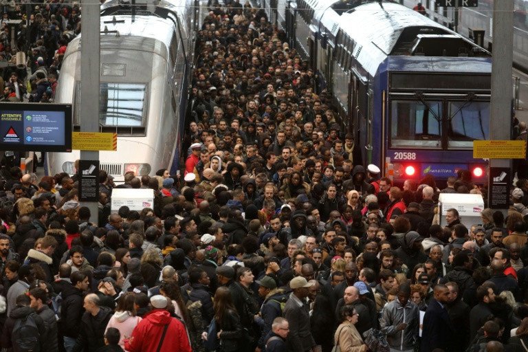 Во Франции транспортный коллапс из-за забастовки железнодорожников. Обнародовали впечатляющие фото и видео