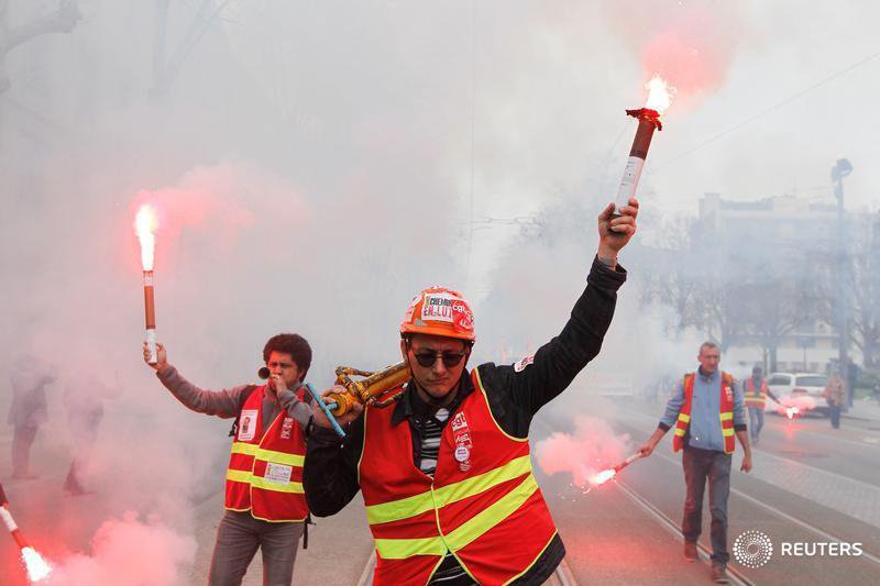 Во Франции транспортный коллапс из-за забастовки железнодорожников. Обнародовали впечатляющие фото и видео