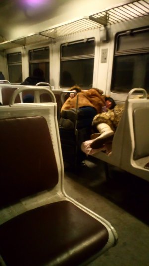 Коли людей в електричці мало, подорожуючі можуть поспати на вільних сидіннях