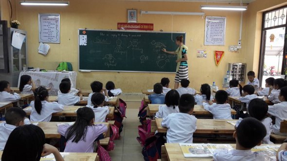 Особливість загальноосвітніх шкіл у  В'єтнамі — великі класи, зазвичай по 40 - 45 учнів