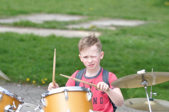 Дітей вчитимуть грати на барабанах