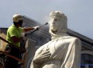 Для очистки памятников использовали воду под давлением и подручные средства