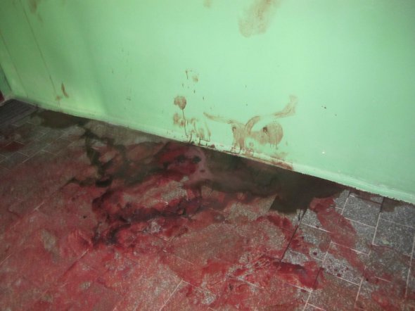 Закривавлена стіна та підлога в  під'їзді будинку на вул. Юрія Мезенцева, 80 в Чернігові 