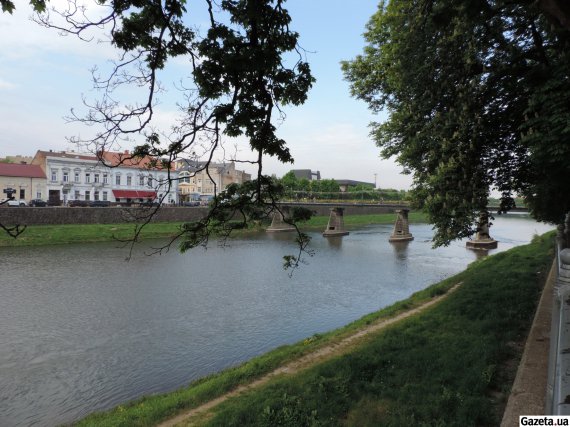 Річка Уж протікає історичним центром міста