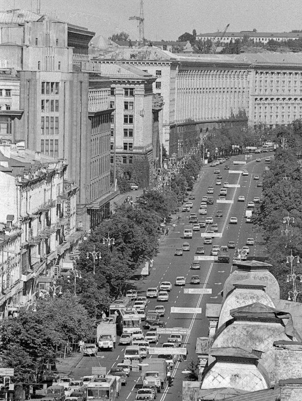 Улица Крещатик, вид на Центральный Универмаг, 1992
