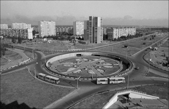 Станция метро Героев Днепра, 1990