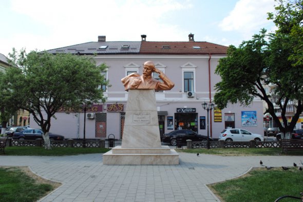 Пам'ятник Тарасу Шевченку в центрі міста Сигіт, Румунія