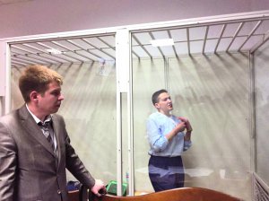 Підозрювана в підготовці теракту народний депутат Надія Савченко відмовляється від приватних адвокатів у Шевченківському районному суді Києва 14 травня. На фото поруч із нею – адвокат Олександр Шадрін. Його напередодні найняла сестра нардепа Віра Савченко. Надію представлятиме державний захисник