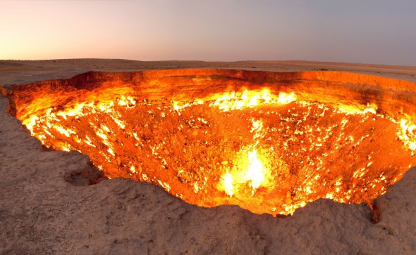 Ворота до пекла або газовий кратер Дарваза в Туркменістані