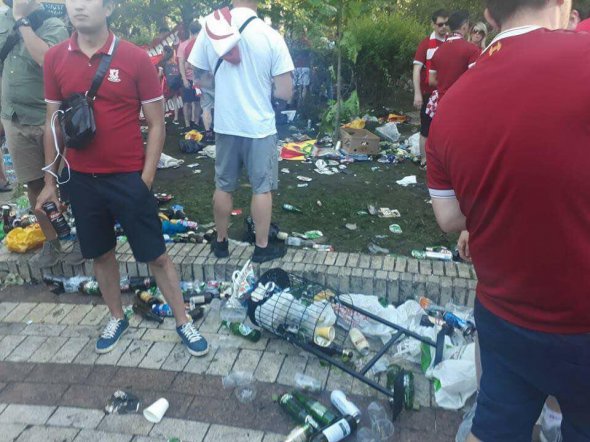 Так виглядає столичний парк імені Тараса Шевченка після ліверпульських уболівальників. Фото "Київ оперативний"