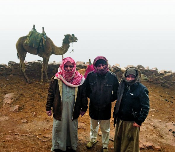 Бедуїни стоять на горі Мойсея на Синайському півострові в Єгипті. Дають напрокат верблюдів, продають сувеніри