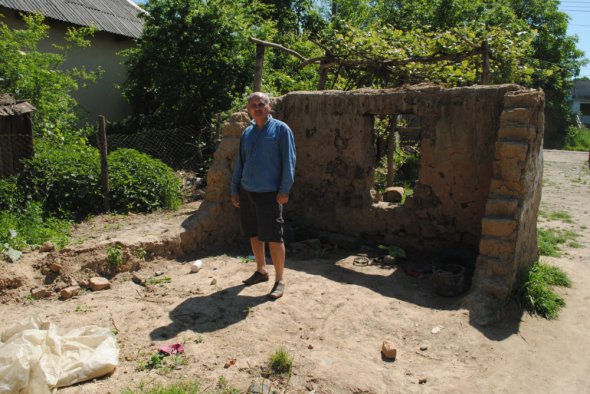 Ян Галамбіца стоїть біля спаленої літньої кухні у себе на подвір'ї