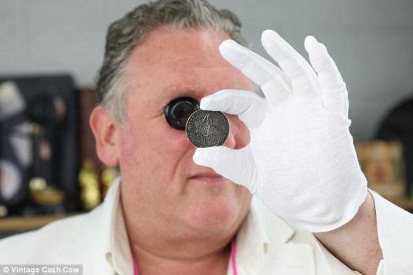 Ентоні Чермен досліджує монету Oxford Crown
