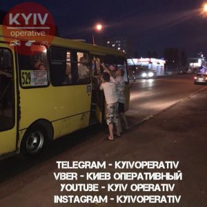 Пасажири допомогли водію полагодити маршрутку