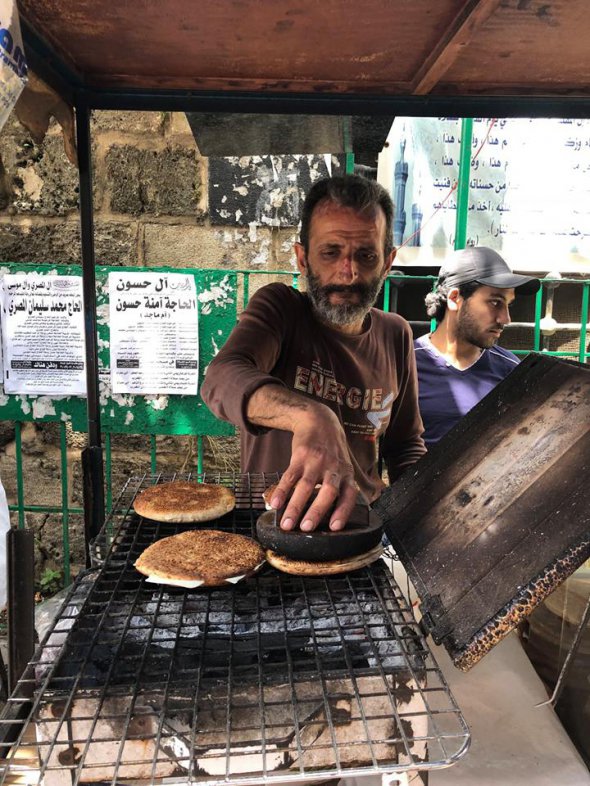 Чоловік торгує вуличною їжею у Тріполі