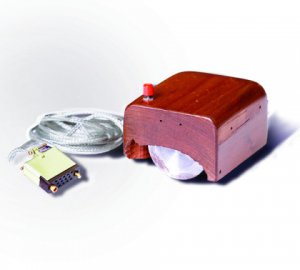 Перша у світі мишка мала 2 коліщатка під дерев’яним корпусом: одне використовувалося для рухів по горизонталі, інше - по вертикалі. Фото: coob.com.ua