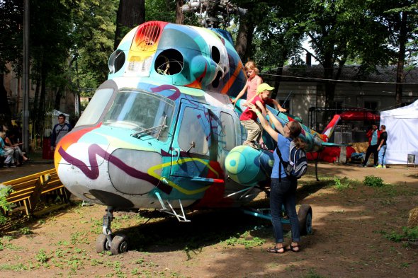 Гелікоптер на території Палацу Потоцьких
