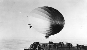 Німецький жорсткий дирижабль LZ 126 на тросових причалі, 27 січня 1928 року. Фото: Вікіпедія