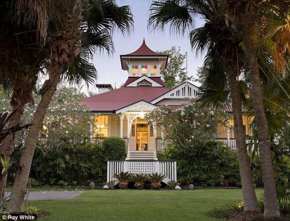    Villa Bunderim House has five bedrooms, four bathrooms, a game room and a spa. View of the ocean opens from the windows 