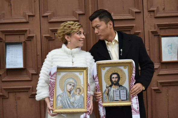 Окрім традиційного китайського весілля пара повінчалася в Україні. 