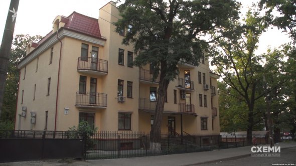 Шемчук офіційно вказує, що винаймає квартиру у цьому новобуді