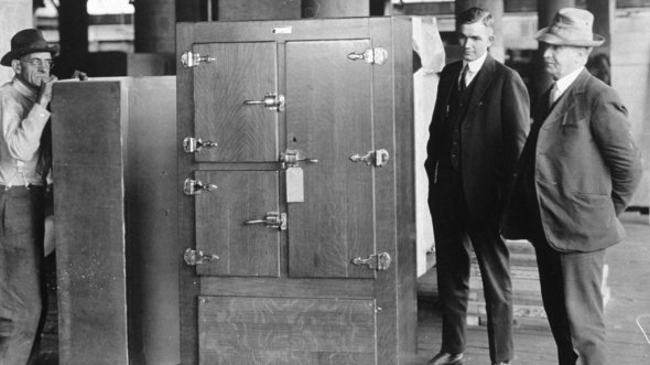 У жовтні 1921 року з конвеєра компанії General Motors сходить один з перших холодильників Frigidaire.