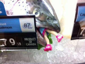 Курьезные случаи в магазинах очевидцы зафиксировали на камеру.