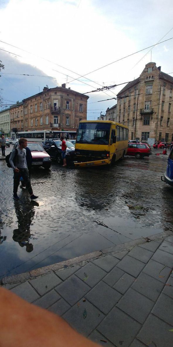 Показали наслідки стихії у Львові
